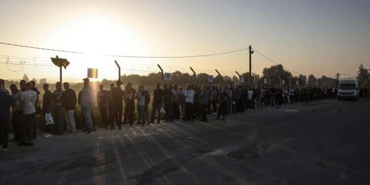 כניסת פועלים מרצועת עזה לישראל במעבר ארז, ספטמבר 23. צילום: AFP