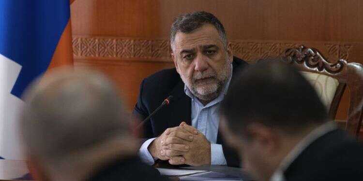 רובן ורדניאן, שר המדינה של ממשלת נגורנו-קרבך שהודיעה על פיזורה. צילום: Edgar Harutyunyan, AP סוף למלחמת אזרבייג'ן-ארמניה: ממשלת נגורנו-קרבך הודיעה שתתפזר