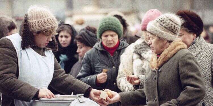 תור למזון במוסקבה, 1990. צילום: איי.פי