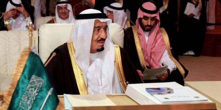 המלך סלמאן (במרכז) ויורש העצר מוחמד, 2013. צילום: איי.פי