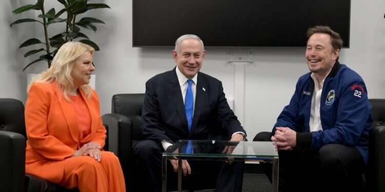 אילון מאסק עם ראש הממשלה בנימין נתניהו ורעייתו שרה. צילום: אבי אוחיון, לע נתניהו נפגש עם מאסק: "ממליץ לך למצוא את האיזון בין חופש הביטוי לאנטישמיות"