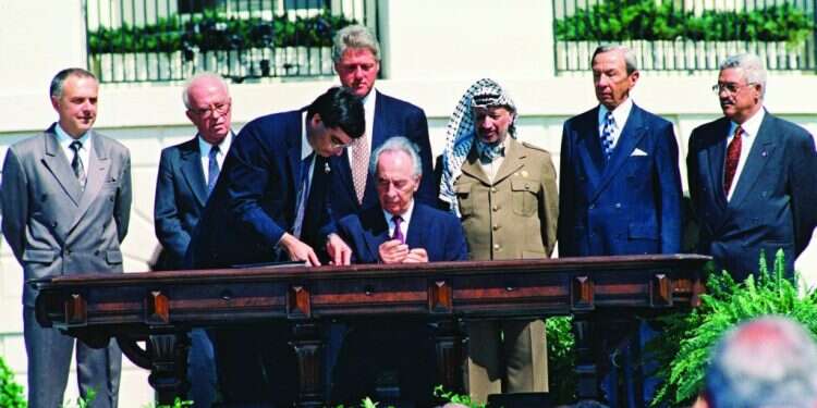 החתימה על הסכמי אוסלו בוושינגטון,1993/ צילום: אבי אוחיון, לע "ככל שהשלום התקדם היה פחות מהחיים. הכול נסגר, היה יותר מוות"