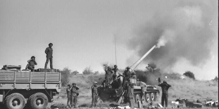 חיילים בחזית רמת הגולן במלחמת יום הכיפורים צילום: דוד רובינגר לע הקסם יוצא הדופן של עלילה קאמרית בתוך המהומה של מלחמת יום כיפור