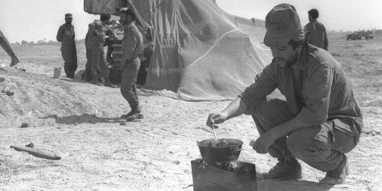 חייל מבשל במלחמת יום הכיפורים. צילום: יוסי גרינברג, לע