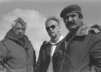 במרכז ראש הממשלה יצחק רבין ומשמאל יועצו לענייני ביטחון אריאל שרון. מימין קותי אדם בסיני ב־1976. צילום: משה מילנר, לע"מ