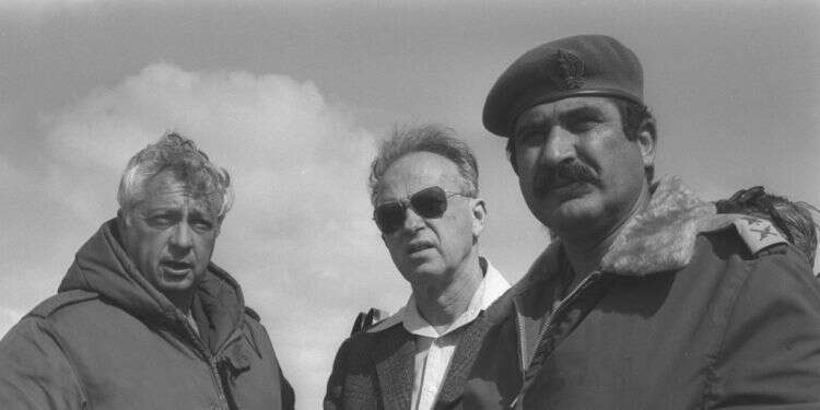 במרכז ראש הממשלה יצחק רבין ומשמאל יועצו לענייני ביטחון אריאל שרון. מימין קותי אדם בסיני ב־1976. צילום: משה מילנר, לע"מ