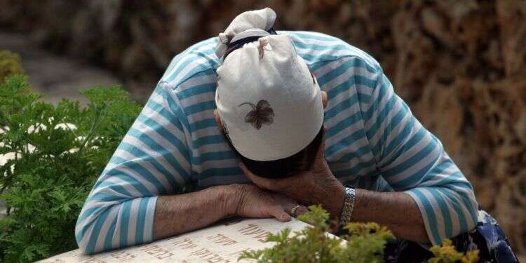 אישה נופלת על קברו של נופל במלחמת יום הכיפורים. צילום: אוראל כהן, פלאש 90 תודעת שכול ללא זיכרון עיצבה דור שלם במדינת ישראל