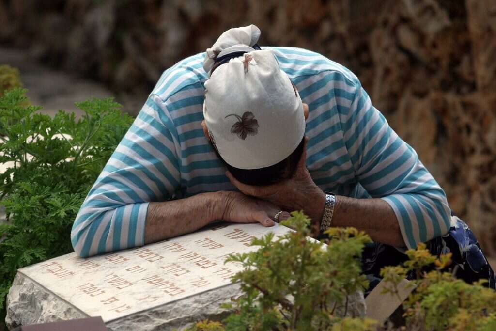 אישה נופלת על קברו של נופל במלחמת יום הכיפורים. צילום: אוראל כהן, פלאש 90