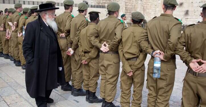 חרדי בוחן מסדר חיילים בכותל המערבי. צילום: יונתן זינדל, פלאש 90 הגלות של אייכלר היא לא הגלות שלי