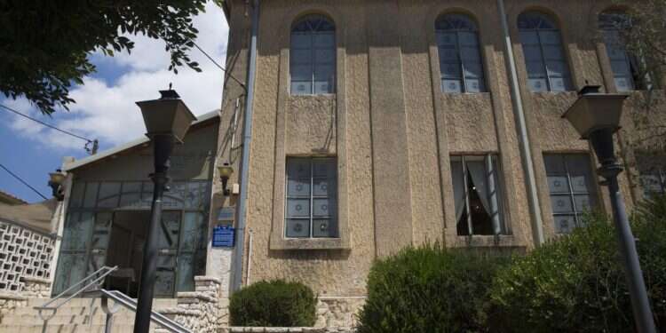 בית כנסת בעיר גדרה. צילום: נתי שוחט, פלאש 90 "נוכלים משיחיסטים": הבטחת בחירות להקמת בתי כנסת גררה תגובות קיצוניות