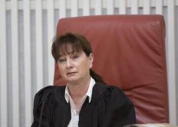 באיחור קל: שופטי בג"ץ נזכרו שגם בית המשפט כפוף לחוק