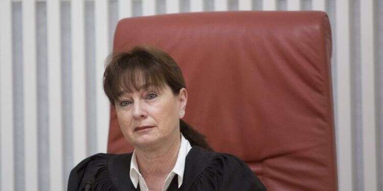 באיחור קל: שופטי בג"ץ נזכרו שגם בית המשפט כפוף לחוק