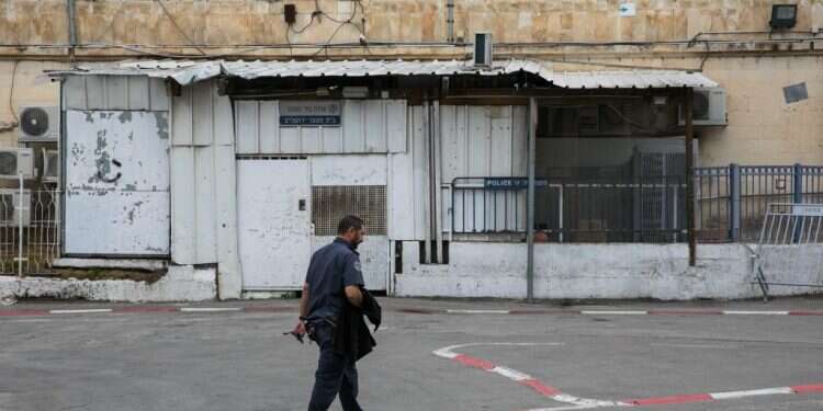 הכניסה לבית המעצר במגרש הרוסים. צילום: אוליבייה פיטוסי - פלאש 90