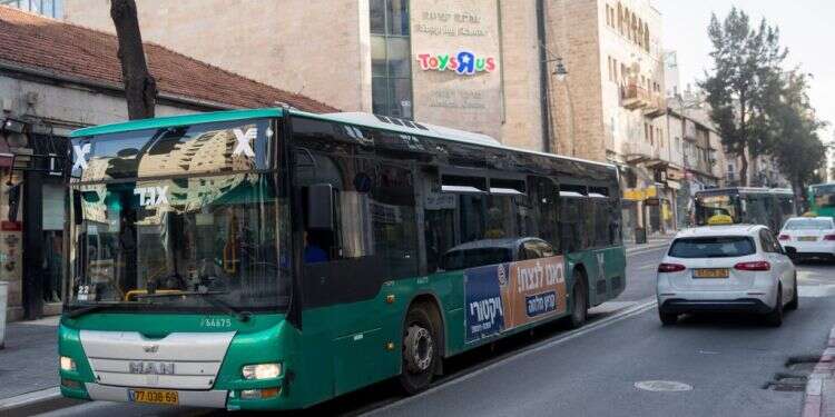 תחבורה ציבורית במרכז העיר ירושלים. צילום: יונתן זינדל, פלאש 90 התקבלה העתירה: מיזם האוטובוסים בחינם בשבת יופסק