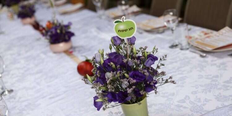 שולחן חג בערב ראש השנה. צילום: נתי שוחט, פלאש 90 הוא נחשב לפרי הכי נוקשה – אבל עם חום ואהבה גם הוא יכול להפוך למתוק ומשמח