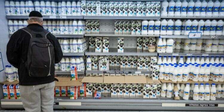 אילוסטרציה. צילום: יונתן זינדל, פלאש 90 קניות בסופר מרכול סופרמרקט כלכלה יוקר המחיה