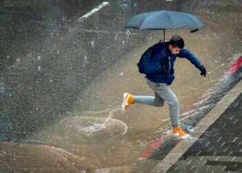 גשם בתל-אביב, ארכיון. צילום: אבשלום ששוני, פלאש 90 "גשם של פעם ב-70 שנה, פי 30 מהממוצע": באיזו עיר ירד הכי הרבה?