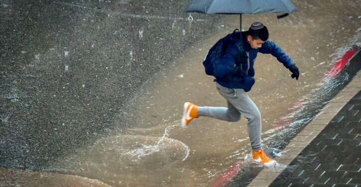 גשם בתל-אביב, ארכיון. צילום: אבשלום ששוני, פלאש 90 "גשם של פעם ב-70 שנה, פי 30 מהממוצע": באיזו עיר ירד הכי הרבה?