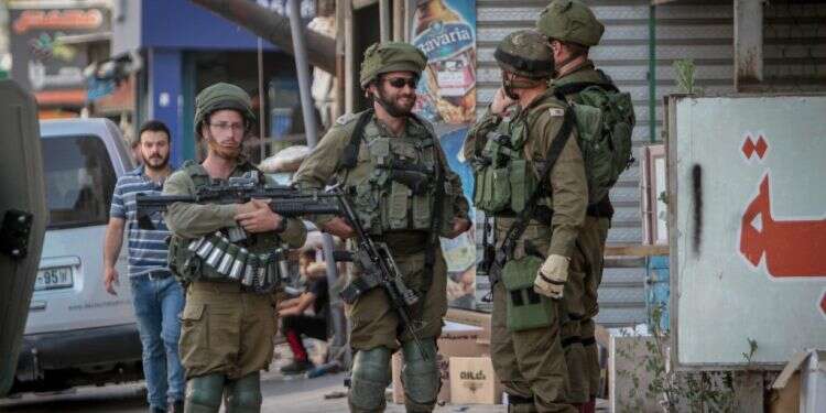 "פעיל בקפלן ואיש ימין מובהק יושבים יחד בג'יפ, ואין להם בעיה לשתף פעולה"