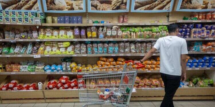 סופר ישראלי, אילוסטרציה. צילום: יונתן זינדל, פלאש 90 "ההגדרה הכי חשובה מבחינתי היא שאני לא עובדת בשבת"