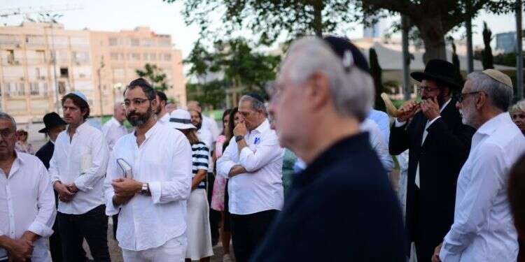 תפילת הימים הנוראים בשנה שעברה בתל אביב. צילום: תומר נויברג, פלאש 90 "למי זה הפריע?": סגן ראש העיר ת"א נגד הגבלות העירייה על תפילות יום כיפור