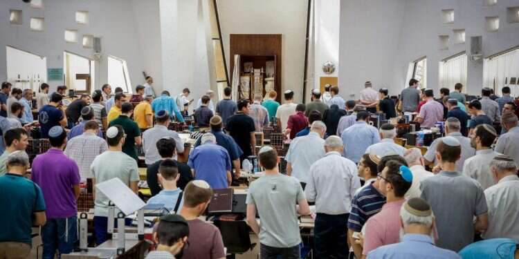 סליחות. צילום: גרשון אלינסון / פלאש 90 לפעמים, כל אדם דתי הוא קצת אייכלר