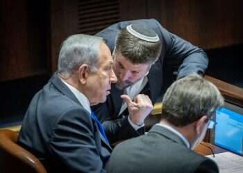 ישראל תעביר נשק לפלסטינים? סמוטריץ' זועם, בן גביר מאיים