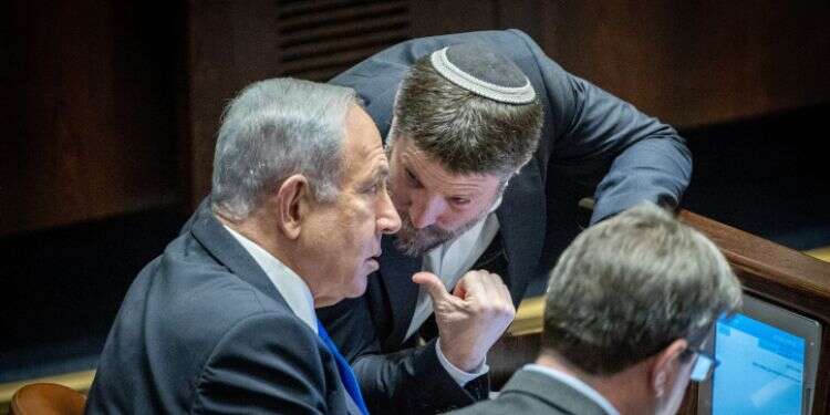 נתניהו וסמוטריץ'. צילום: יונתן זינדל, פלאש 90 ישראל תעביר נשק לפלסטינים? סמוטריץ' זועם, בן גביר מאיים