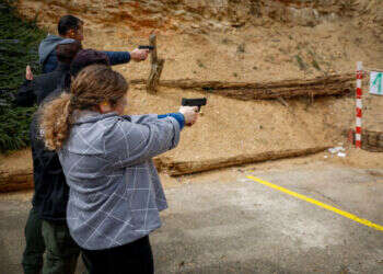 בעקבות אירועי הטרור: משטרת ישראל ממליצה לאזרחים לשאת נשק