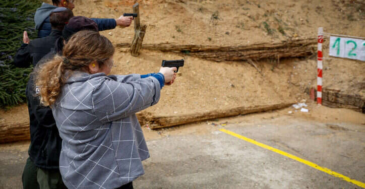 מטווח נשק. צילום: גרשון אלינסון, פלאש 90 בעקבות אירועי הטרור: משטרת ישראל ממליצה לאזרחים לשאת נשק