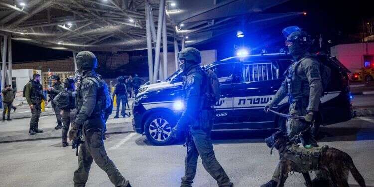 כוחות הביטחון במחסום שועפאט, זמן קצר לאחר פיגוע טרור, ארכיון. צילום: יונתן זינדל, פלאש 90 ירי, השלכת מטענים ובקבוקי תבערה: שב"כ חשף חוליית טרור משועפאט