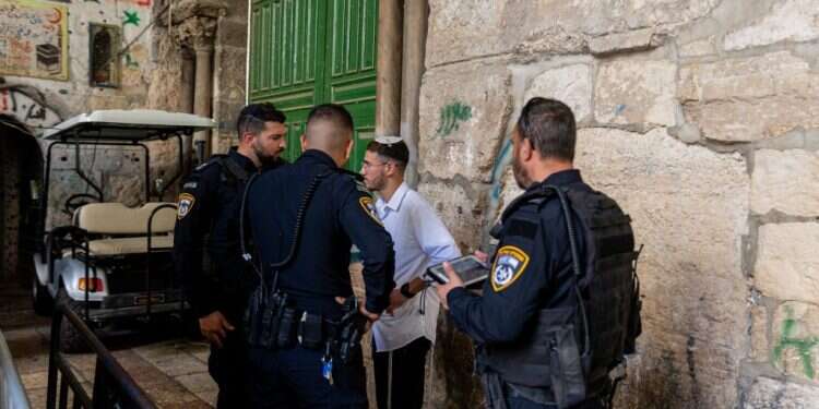 ריקוד, עצימת עיניים וסוכריות: סיכום עילות מעצרי יהודים בהר הבית השנה