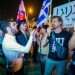 צעירים מקומיים מחלקים כיבוד למפגינים בהפגנה בבני ברק הקוראת לגיוס חרדים. פלאש 90 כל מה שנותר מהמחאה הוא רק רשיון לשנוא