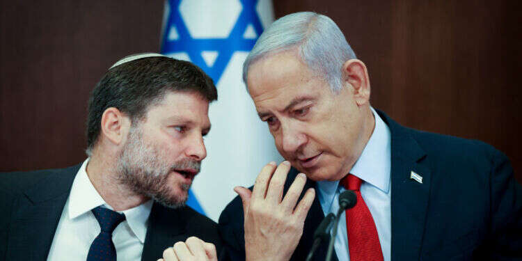 נתניהו וסמוטריץ'. צילום: Amit Shabi/POOL ישראל תעביר נשק לפלסטינים? סמוטריץ' זועם, בן גביר מאיים