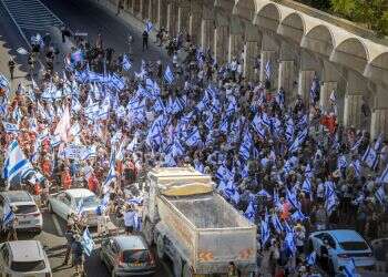 כתב אישום נגד המפגין שניפץ את שמשת הרכב של האישה שנסעה עם ילדיה