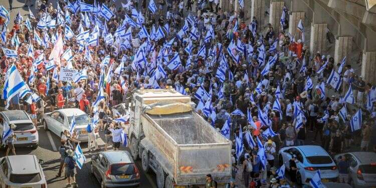 כתב אישום נגד המפגין שניפץ את שמשת הרכב של האישה שנסעה עם ילדיה