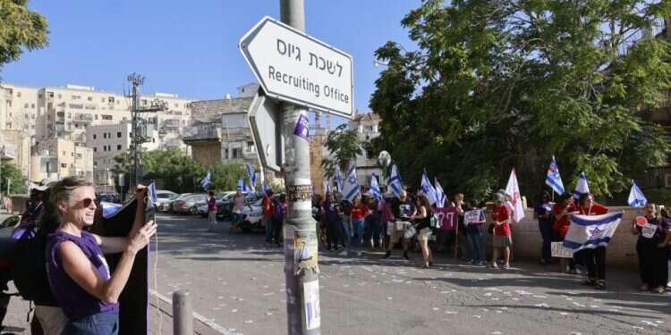 סקר: יותר ישראלים דורשים לגייס חרדים