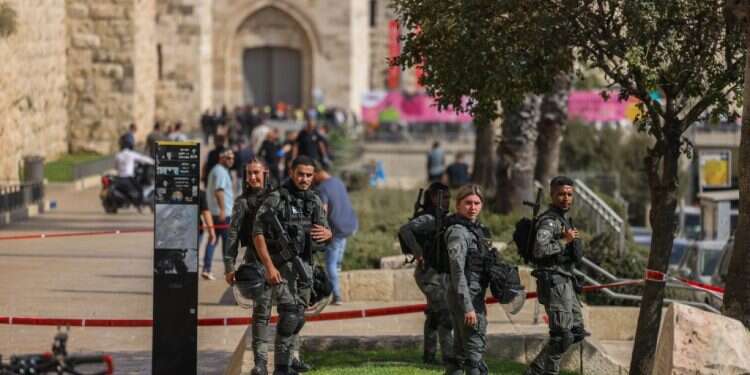 פיגוע דקירה בירושלים: 3 נפצעו, אחד מהם קשה – המחבל נעצר