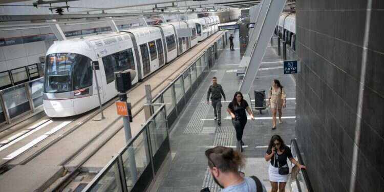 הרכבת הקלה החדשה בתל־אביב, השבוע. צילום: מרים אלסטר, פלאש 90