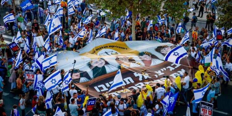 הפגנת תומכי הרפורמה בירושלים. צילום: חיים גולדברג, פלאש 90 את מערכת המשפט אפשר לתקן בלי להרוס