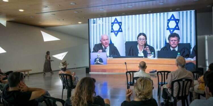 נוכחים במוזיאון תל־אביב לאמנות, השבוע, צופים בדיון בבית המשפט העליון. צילום: מרים אלסטר, פלאש 90 מהפכת אסתר חיות 2023 מועברת בשידור חי בטלוויזיה