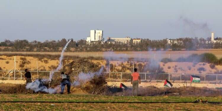 ההתפרעויות על גדר רצועת עזה. צילום: Abed Rahim Khatib, פלאש 90 לקראת הסלמה בדרום? בחמאס מזהים חולשה בצד הישראלי – ועטים על ההזדמנות