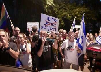 מחאה נגד הרב יגאל לווינשטיין.