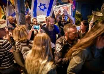 הרב יגאל לוינשטיין מחולץ על ידי השוטרים במהלך המחאה נגדו בתל־אביב, השבוע. צילום: פלאש 90 אחרי איסור המחיצות, בתל אביב חוששים לעתיד: "כשדתייה הולכת ברחוב יורקים עליה"