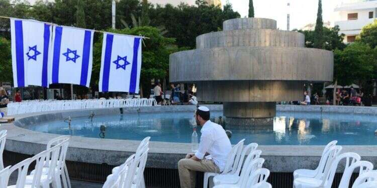 המזרקה בכיכר דיזנגוף בערב יום הכיפורים תשפ