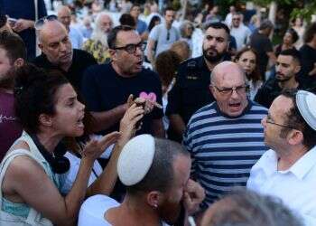 המתפרעים בכיכר בת"א הם כמו "אחים לנשק" – חותרים נגד הרעיון הציוני