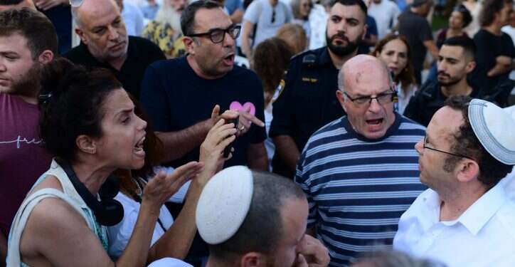 המתפרעים בכיכר בת"א הם כמו "אחים לנשק" – חותרים נגד הרעיון הציוני