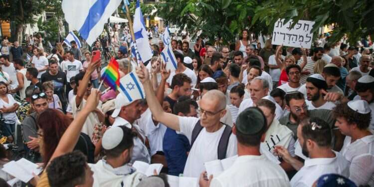 תפילת יום כיפור בכיכר דיזנגוף בתל אביב בשנה שעברה. צילום: איתי רון, פלאש 90 שעת גזירה? עבור חלק מ"קבוצת קפלן", הדיון כבר מזמן לא רק על מחיצה