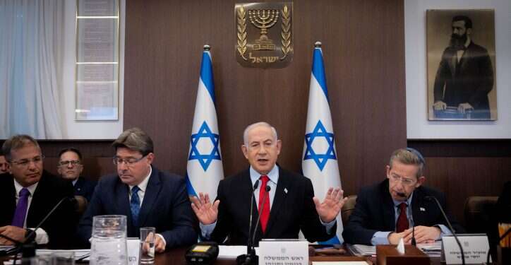 נתניהו בישיבת הממשלה, היום. צילום: חיים גולדברג, פלאש 90 "שערורייה ממדרגה ראשונה": דריכות בליכוד לקראת בג"ץ הנבצרות