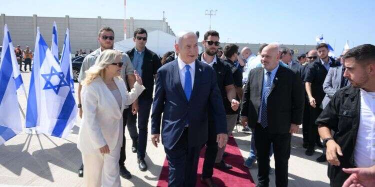 בני הזוג נתניהו לקראת עלייתם למטוס, היום. צילום: עמוס בן גרשום, לע נתניהו: "אפריקה רעבה לצערנו, ישראל עשירה ועלול לבוא עוד גל של מסתננים"